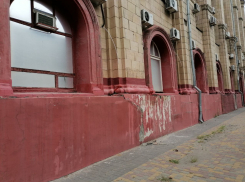 Туристический позор нашли волгоградцы в самом центре города: больно для глаз и опасно для жизни