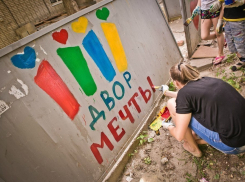 Волгоградские волонтёры благоустраивают дворы города 