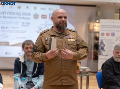 Забрызганный кровью 100-летний молитвенник прадеда восстановили для участника СВО в Волгограде