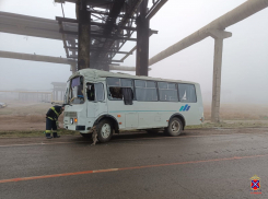 Шесть работников из автобуса «Каустика» пострадали в ДТП на мосту