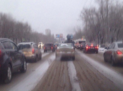 На юге Волгограда - дорожный коллапс из-за регулировщиков и снега