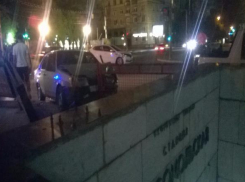 В центре Волгограда «Лада» после ДТП едва не упала в подземный переход