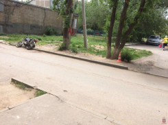 16-летний мотоциклист влетел в дерево на юге Волгограда: двое в больнице