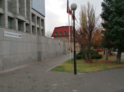 Неизвестные убрали мемориал у Сбербанка в Волгограде в память об убитом Романе Гребенюке