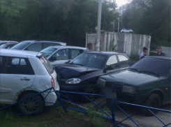 На севере Волгограда водитель потерял управление, спуская машину с горы