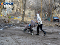 1,5-годовалая девочка пострадала при падении из коляски в автобусе в Волжском