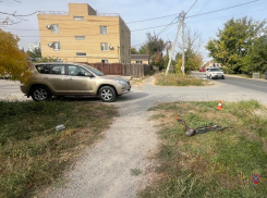 Автомобиль сбил 9-летнего самокатчика в Волгограде 