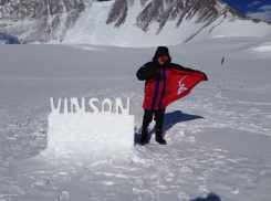 Депутат Госдумы от Волгограда Олег Савченко показал на видео, как взбирался на пик Винсон 