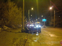  В Волгограде 23 февраля Mitsubishi протаранил столб: ребенок и двое взрослых в больнице