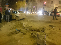 В Волгограде водитель вылетел с дороги и врезался в дерево