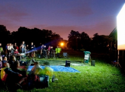 В Волгограде под открытым небом открывается «Семейный кинозал»