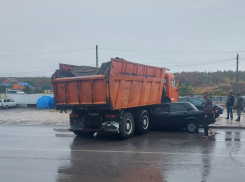 КамАЗ протаранил легковушку в Волгограде: двое в больнице