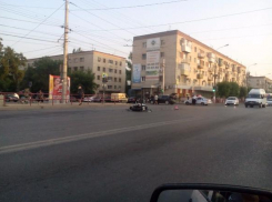 В Волгограде на Первой Продольной кроссовер снес мотоциклиста