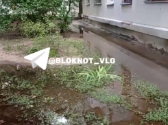 «Там вода под два метра!»: двор и подвал 5-этажки заливает в Волгограде