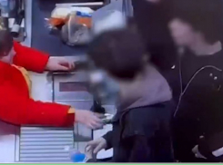 Подростки продолжают красть еду в магазинах Волгограда 