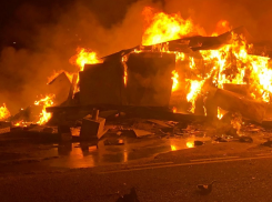 Две фуры сгорели на трассе под Волгоградом: видео 