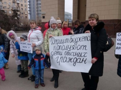 Родители в Волгограде вышли на пикет против повышения платы в детских садах
