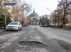 Отремонтированные в прошлом году дороги в центре Волгограда исчезли вместе со снегом