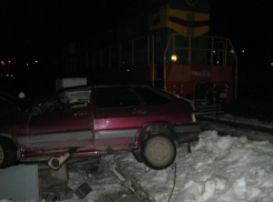 Под Волгоградом водитель на ВАЗ-2114 влетел под тепловоз 