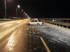 «Жигули» влетела ночью в ограждение на мосту через Волгу