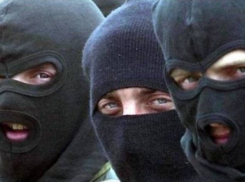 Под Волгоградом полицейские задержали вооружённых преступников в масках