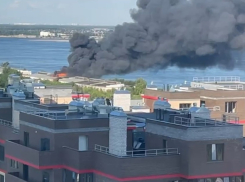 Сильный пожар в бывшем речпорту перепугал жителей Волгограда: видео