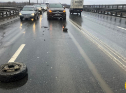 Движение парализовало на «танцующем мосту» в Волгограде