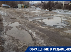 «Каждый день скребем днищем»: автобусы пустили по разбитой дороге с 25-сантиметровыми ямами в Волгограде