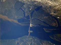 «Пойменные рощи и песчаные пляжи ушли в небытие»: Волжскую ГЭС сфотографировали из космоса 