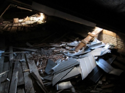 Капремонт крыши на севере Волгограда: дыры в кровле и сложенные у подъезда стройматериалы