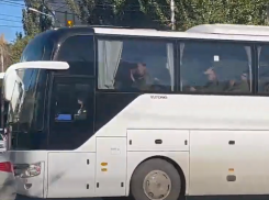 Им махали вслед: колонна автобусов с мобилизованными попала на видео в Волгограде