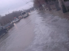 Образовавшееся «озеро» на севере Волгограда затруднило движение транспорта