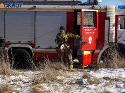 В полыхающем доме погиб сын, обожженную мать вытащили в Волгоградской области