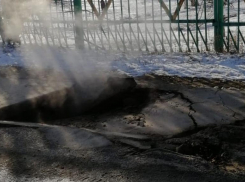 Бетонная плита провалилась в шахту у входа в школу №85 в Волгограде