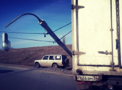 В Волгограде грузовая «Газель» снесла столб на Второй Продольной
