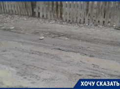 Утопать в грязи приходится жителям двора в Тракторозаводском районе Волгограда