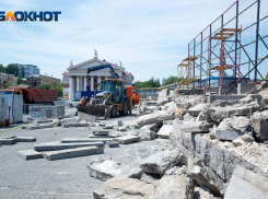 Экс-депутат облдумы призвал волгоградцев потребовать восстановления снесенных на главной площади города трибун