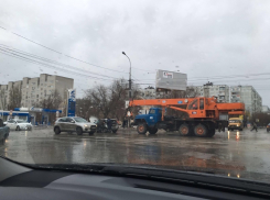 В Волгограде автокран протаранил два автомобиля