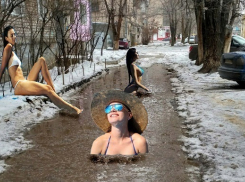 Волгоградцы рисуют фотожабы на лужи во дворах и улицах города