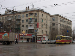 Водитель легковушки протаранил трамвай №12 в Волгограде