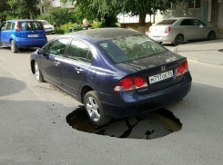 Асфальт провалился под проезжающим автомобилем Honda в Волгограде