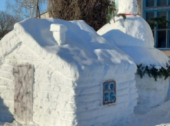 Гигантского снеговика со снежной избушкой соорудили с помощью трактора в волгоградском селе Бурлук