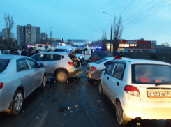 Дикую пробку в Центральном районе Волгограда устроило ДТП из шести машин