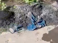 Бетон, перчатки и строймусор: на видео показали, что волгоградцы смывают в канализацию