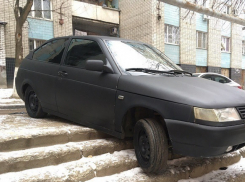 Водитель ВАЗа заехал на ступеньки жилого подъезда в Волгограде