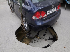 Провалившуюся во дворе под асфальт иномарку сняли на видео