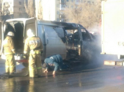 В Волгограде маршрутка сгорела после столкновения с грузовиком