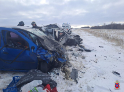 Весь салон в крови: появилось видео с места гибели двух человек на трассе под Волгоградом 