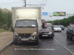В Волгограде пенсионер на «Ладе» врезался в припаркованную «ГАЗель»