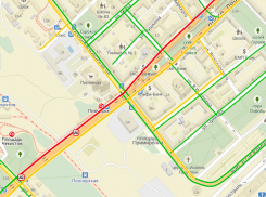 Центр Волгограда встал в многокилометровую пробку из-за двух ДТП